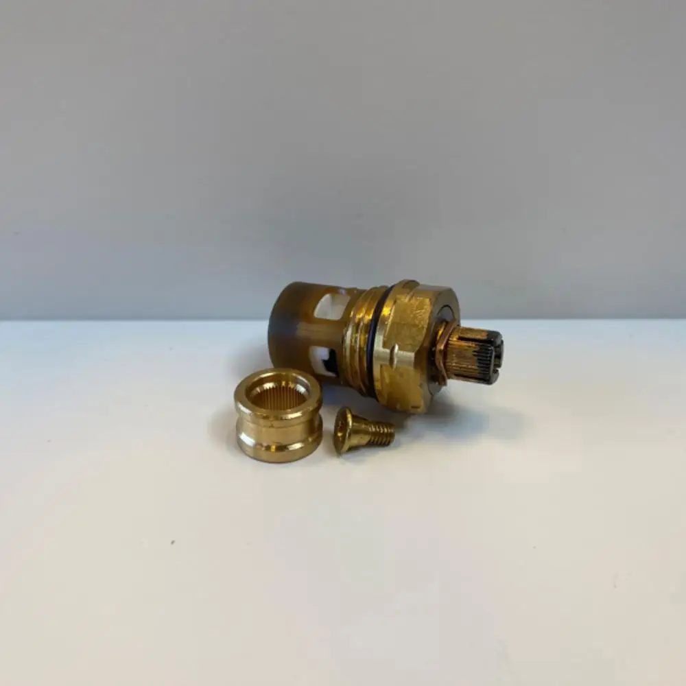 Ideal Standard Bauteil aus Messing mit sichtbaren Schrauben und Übergangsteilen. Detailansicht des Oberteils für eine Armatur oder einen Wasseranschluss.